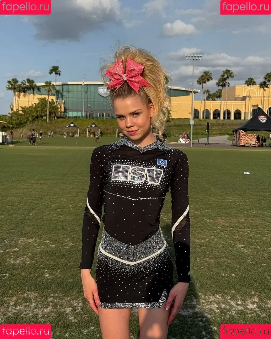 Lea Peach / https: Onlyfans Photo Gallery 