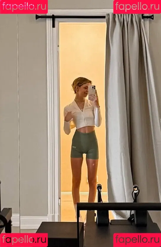 Lea Peach / https: Onlyfans Photo Gallery 