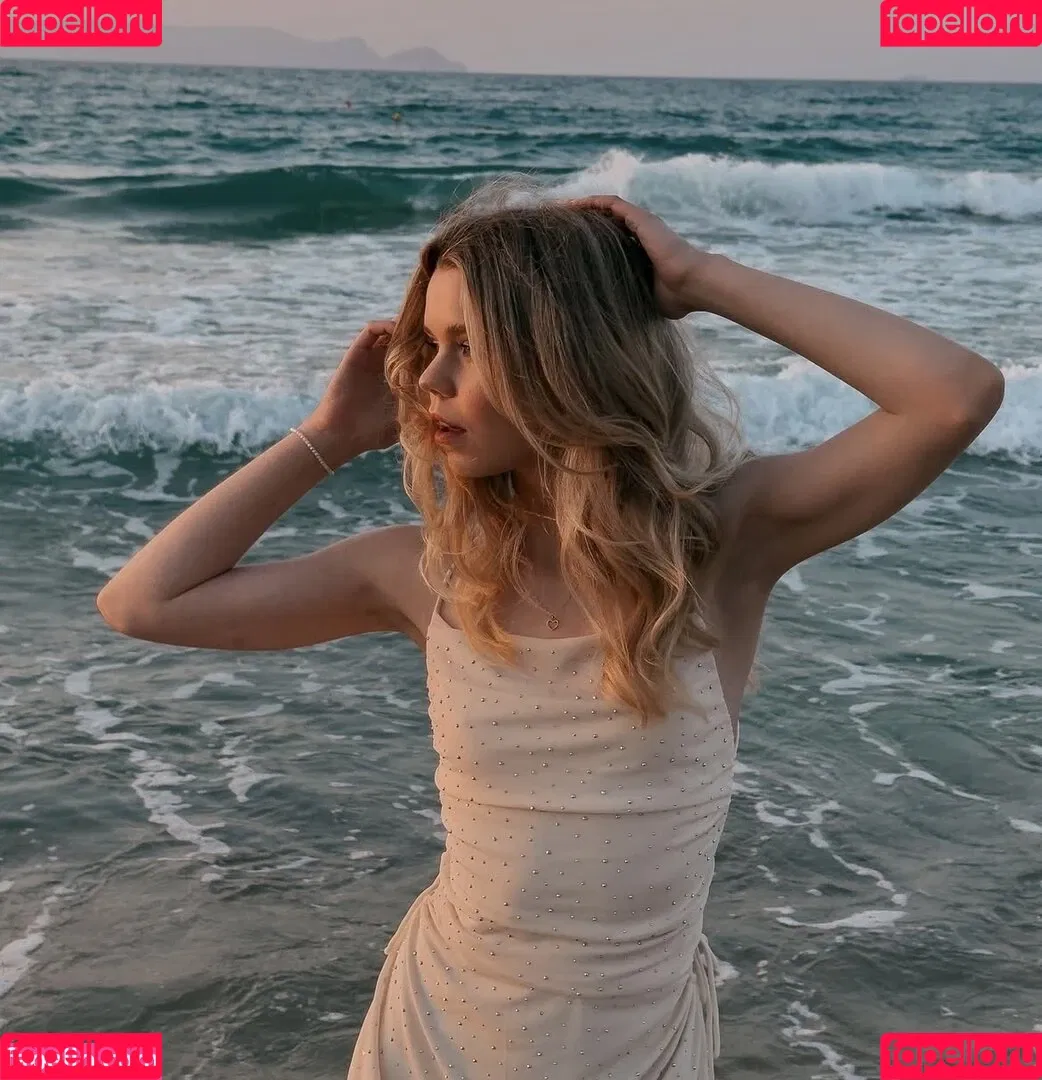 Lea Peach / https: Onlyfans Photo Gallery 