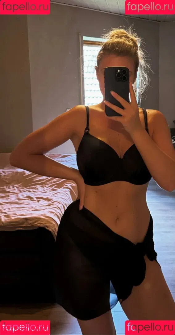 leaa_sophiee98 / leasophie_official98 Onlyfans Photo Gallery 