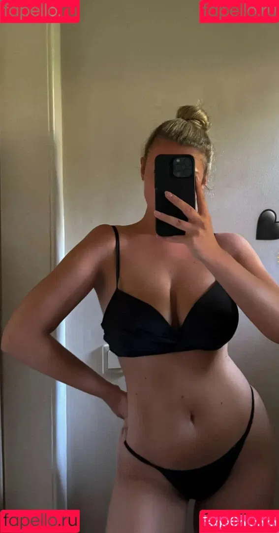 leaa_sophiee98 / leasophie_official98 Onlyfans Photo Gallery 