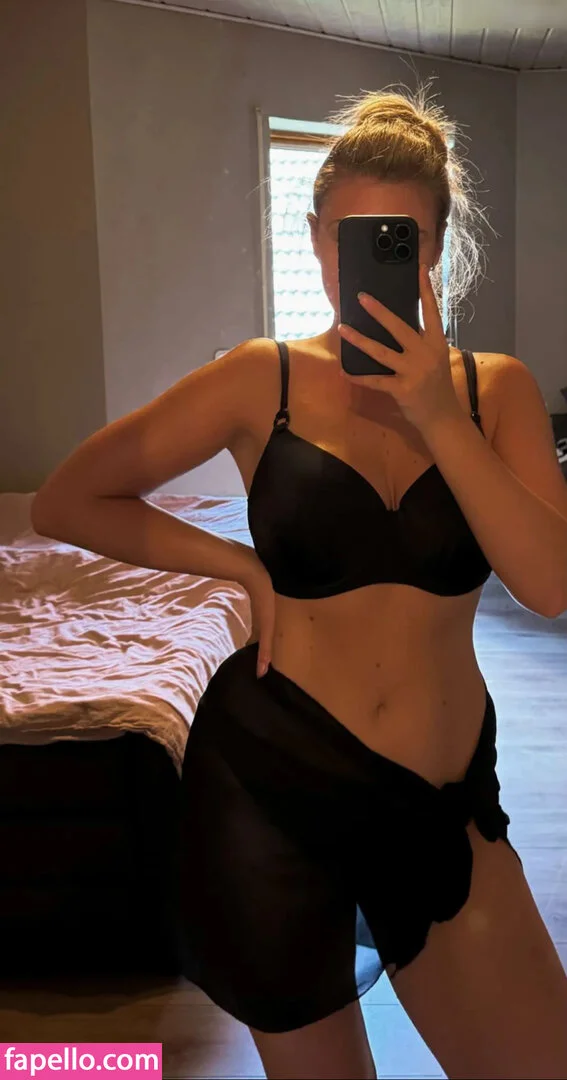 leaa_sophiee98 / leasophie_official98 Onlyfans Photo Gallery 