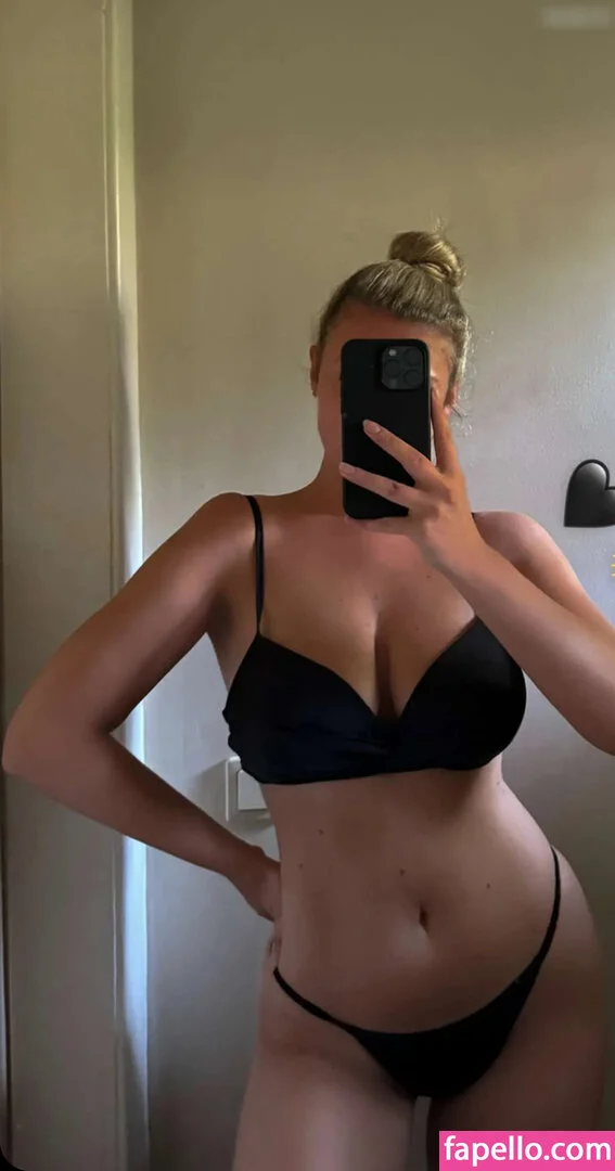 leaa_sophiee98 / leasophie_official98 Onlyfans Photo Gallery 