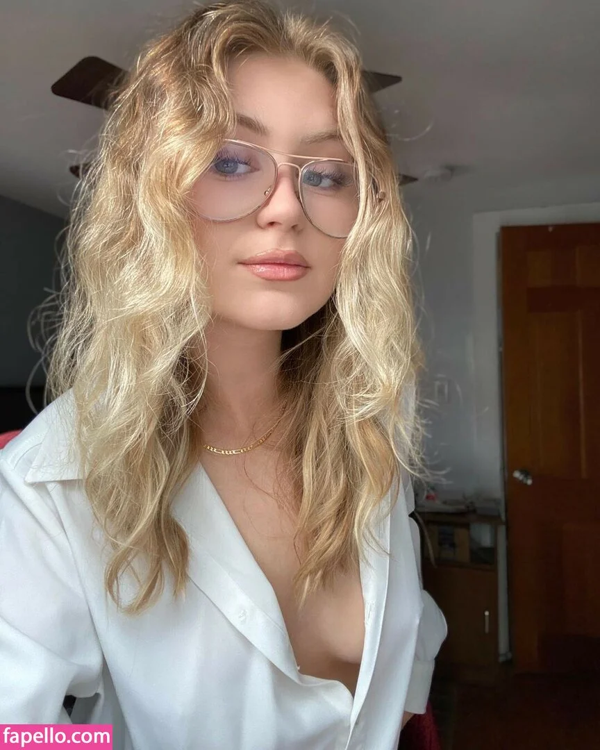 lovinlikelyssa / withloveelissa Onlyfans Photo Gallery 