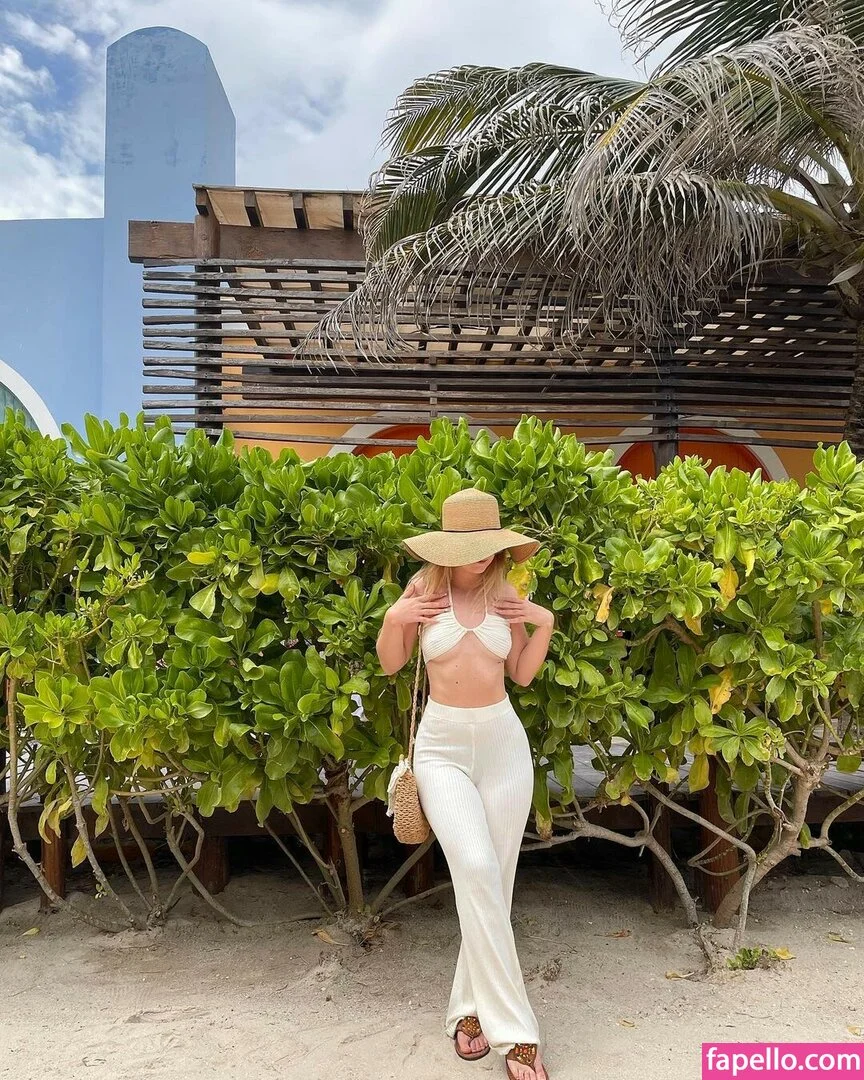 lovinlikelyssa / withloveelissa Onlyfans Photo Gallery 