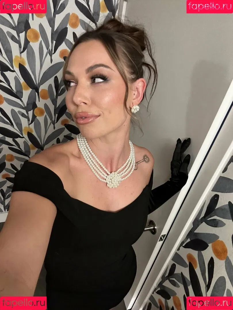 Aidra Fox / aidra.fox / foxyandthebeast / xAIDRAFOXx Onlyfans Photo Gallery 