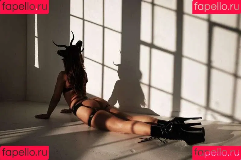 Aidra Fox / aidra.fox / foxyandthebeast / xAIDRAFOXx Onlyfans Photo Gallery 