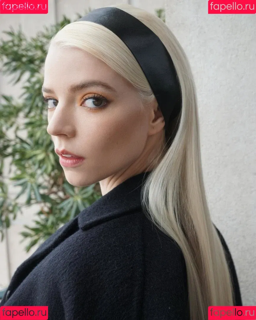 Anya Taylor-Joy / anyataylorjoy / owlicats Onlyfans Photo Gallery 