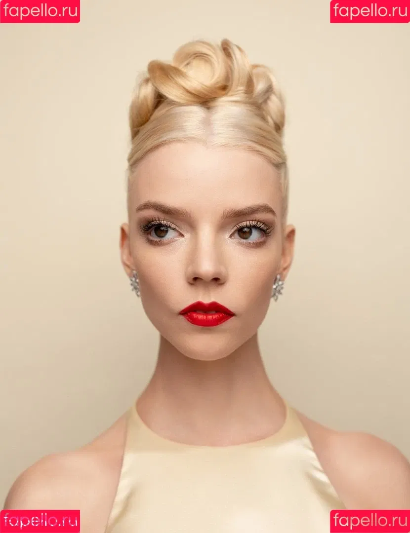 Anya Taylor-Joy / anyataylorjoy / owlicats Onlyfans Photo Gallery 