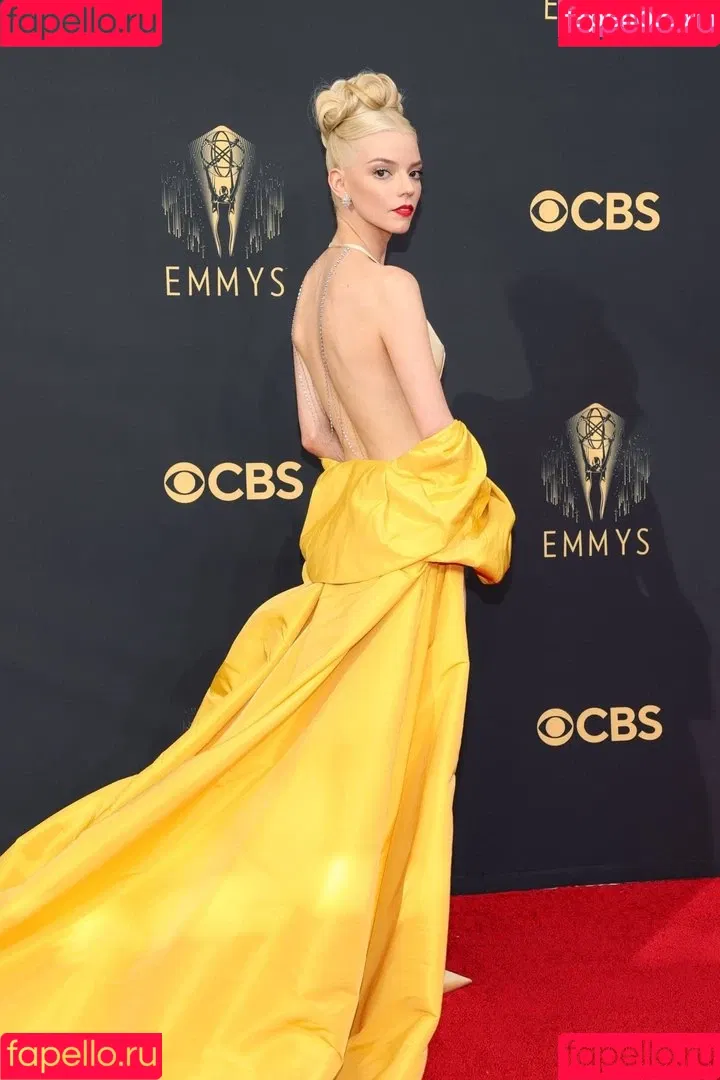 Anya Taylor-Joy / anyataylorjoy / owlicats Onlyfans Photo Gallery 
