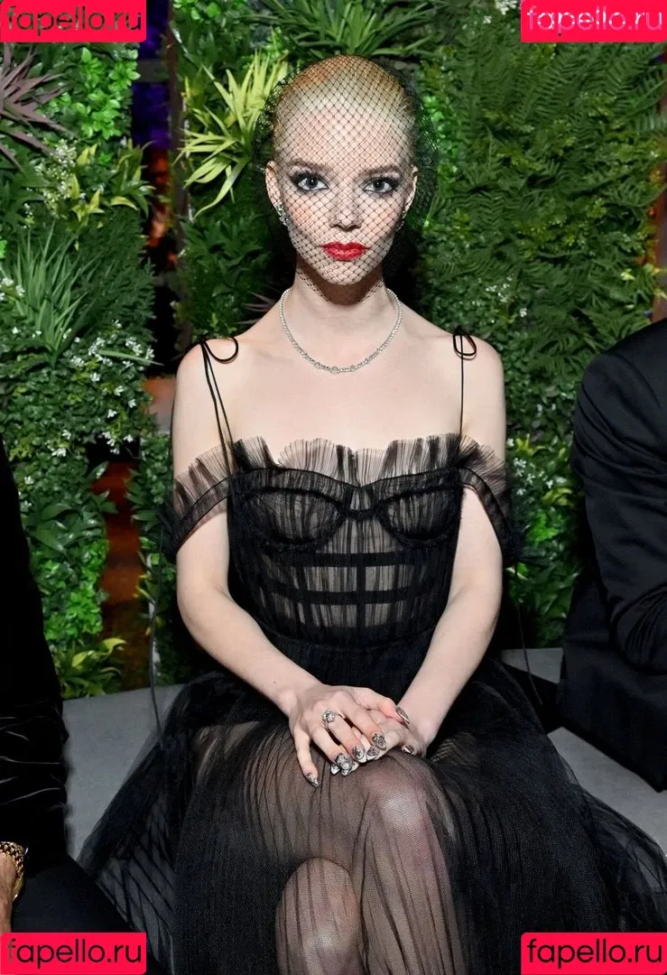 Anya Taylor-Joy / anyataylorjoy / owlicats Onlyfans Photo Gallery 
