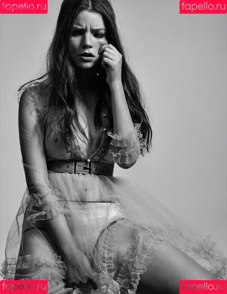 Anya Taylor-Joy / anyataylorjoy / owlicats Onlyfans Photo Gallery 