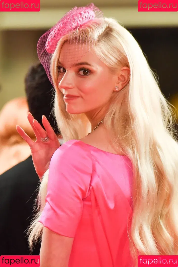 Anya Taylor-Joy / anyataylorjoy / owlicats Onlyfans Photo Gallery 
