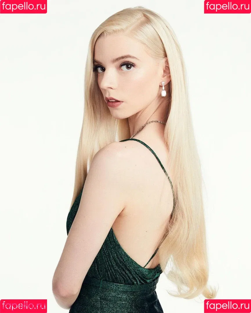 Anya Taylor-Joy / anyataylorjoy / owlicats Onlyfans Photo Gallery 