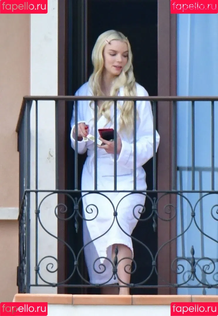Anya Taylor-Joy / anyataylorjoy / owlicats Onlyfans Photo Gallery 