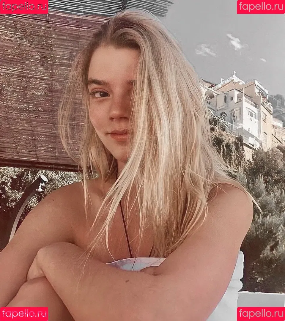 Anya Taylor-Joy / anyataylorjoy / owlicats Onlyfans Photo Gallery 