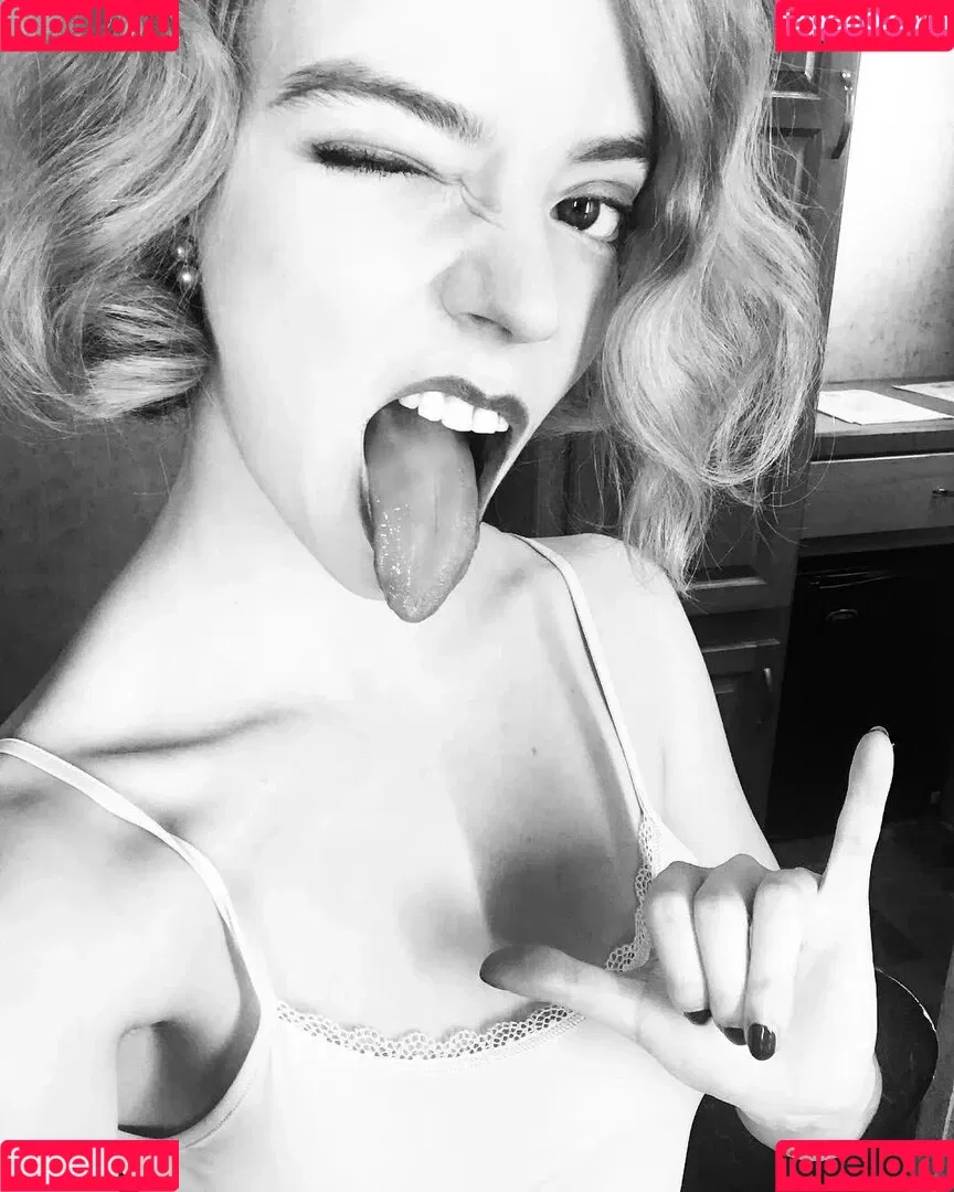 Anya Taylor-Joy / anyataylorjoy / owlicats Onlyfans Photo Gallery 