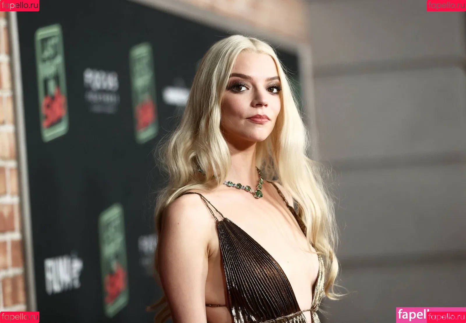 Anya Taylor-Joy / anyataylorjoy / owlicats Onlyfans Photo Gallery 