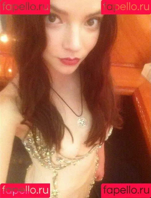 Anya Taylor-Joy / anyataylorjoy / owlicats Onlyfans Photo Gallery 
