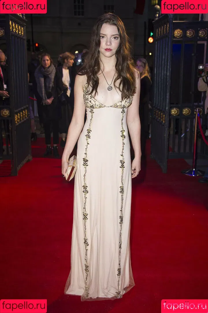 Anya Taylor-Joy / anyataylorjoy / owlicats Onlyfans Photo Gallery 
