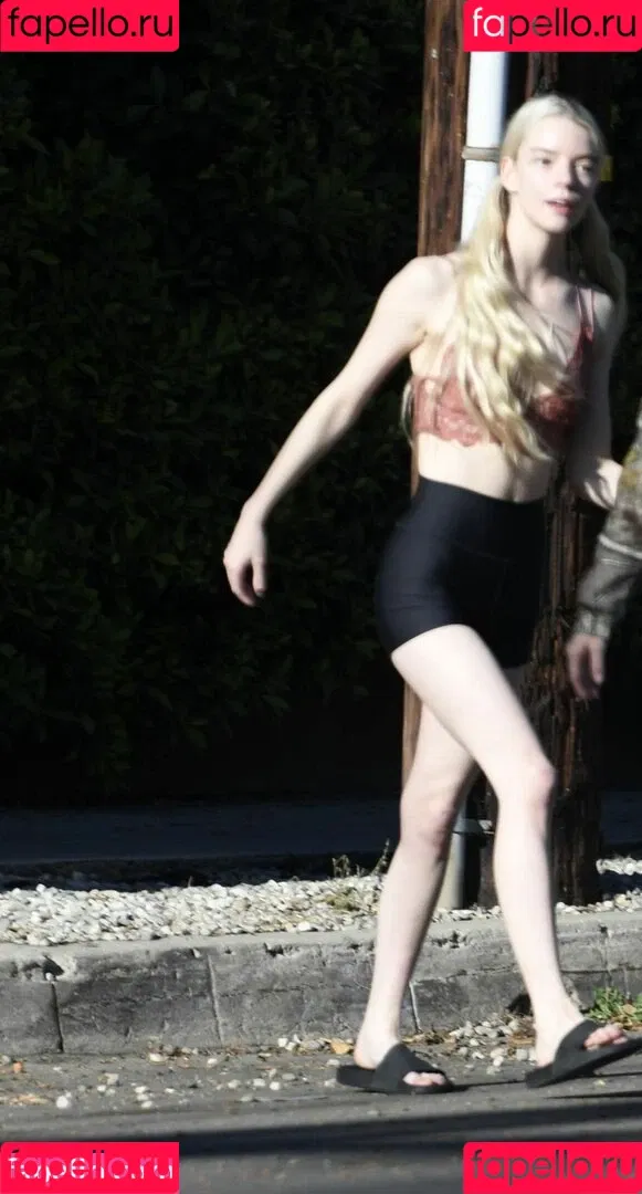 Anya Taylor-Joy / anyataylorjoy / owlicats Onlyfans Photo Gallery 