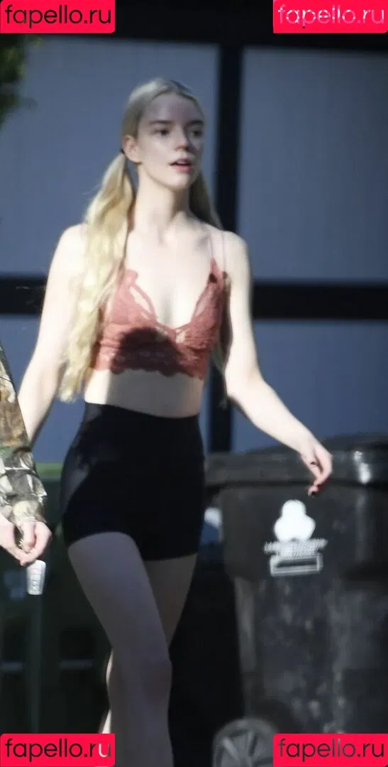 Anya Taylor-Joy / anyataylorjoy / owlicats Onlyfans Photo Gallery 