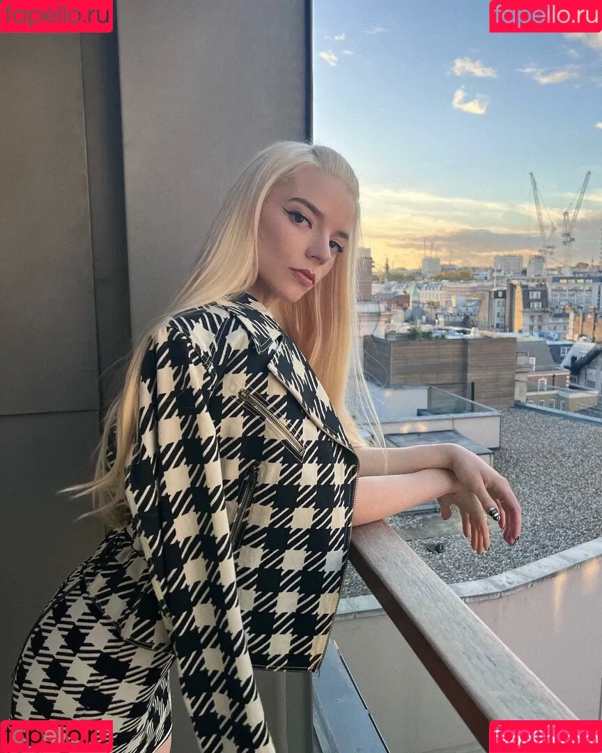 Anya Taylor-Joy / anyataylorjoy / owlicats Onlyfans Photo Gallery 