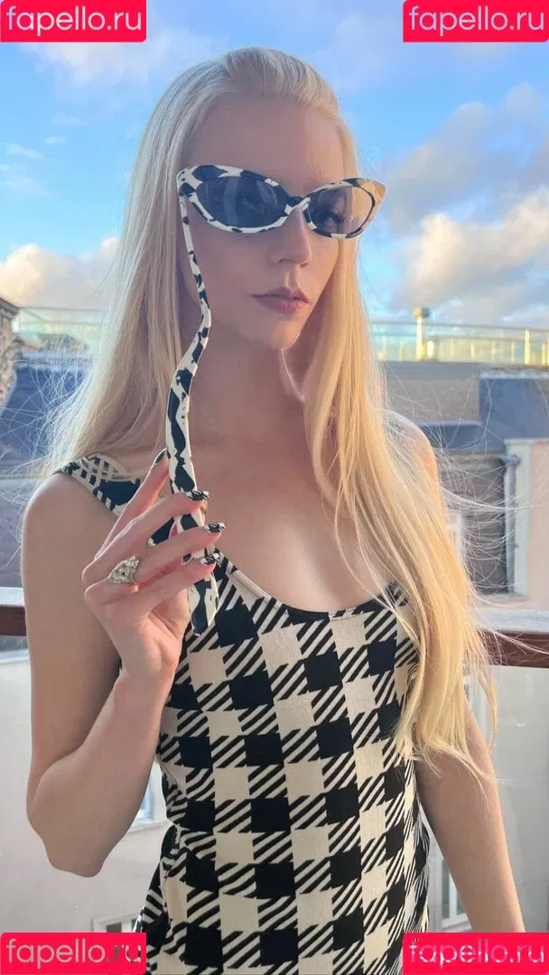 Anya Taylor-Joy / anyataylorjoy / owlicats Onlyfans Photo Gallery 