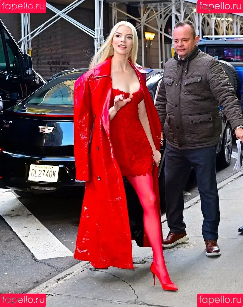 Anya Taylor-Joy / anyataylorjoy / owlicats Onlyfans Photo Gallery 