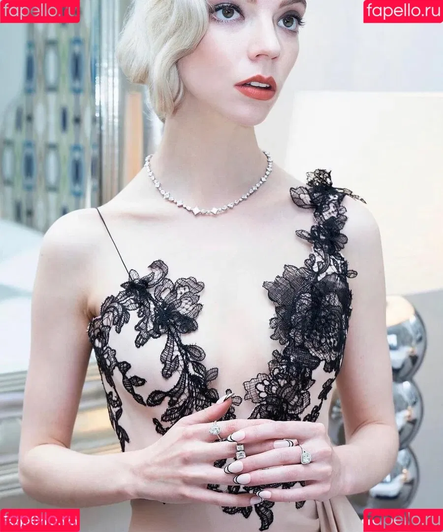 Anya Taylor-Joy / anyataylorjoy / owlicats Onlyfans Photo Gallery 
