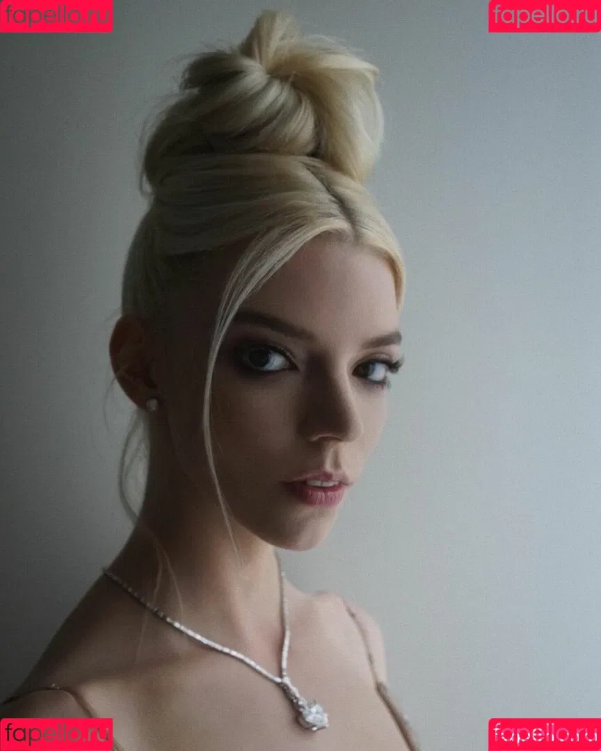 Anya Taylor-Joy / anyataylorjoy / owlicats Onlyfans Photo Gallery 