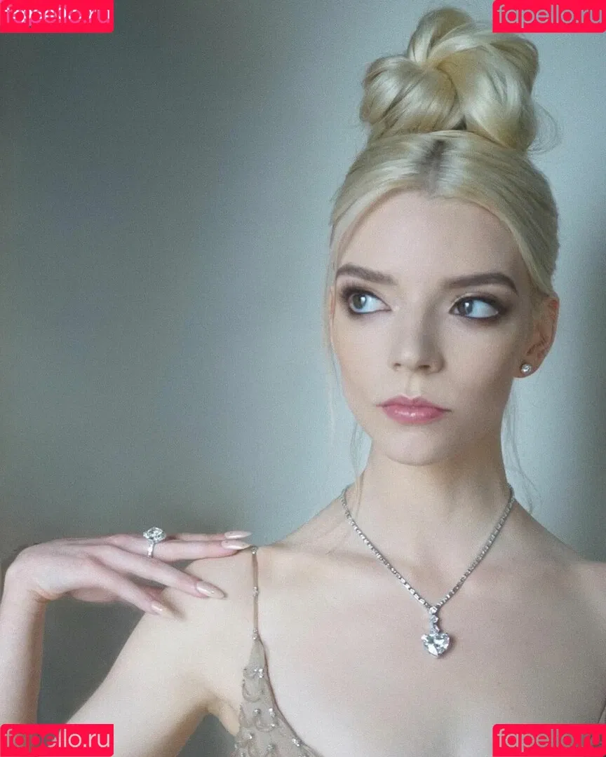 Anya Taylor-Joy / anyataylorjoy / owlicats Onlyfans Photo Gallery 