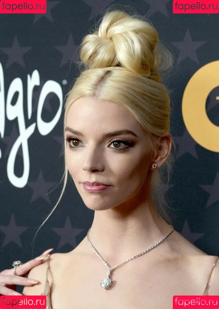 Anya Taylor-Joy / anyataylorjoy / owlicats Onlyfans Photo Gallery 