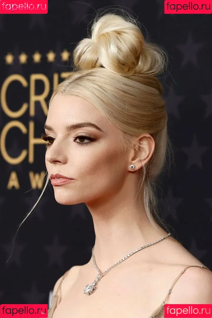 Anya Taylor-Joy / anyataylorjoy / owlicats Onlyfans Photo Gallery 