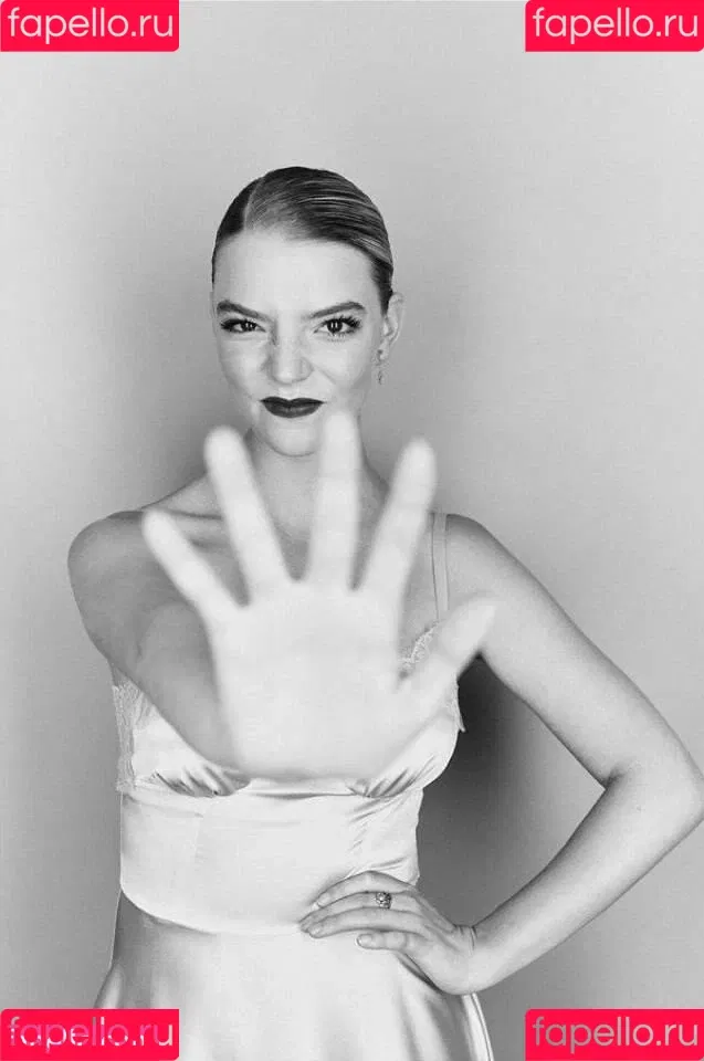 Anya Taylor-Joy / anyataylorjoy / owlicats Onlyfans Photo Gallery 