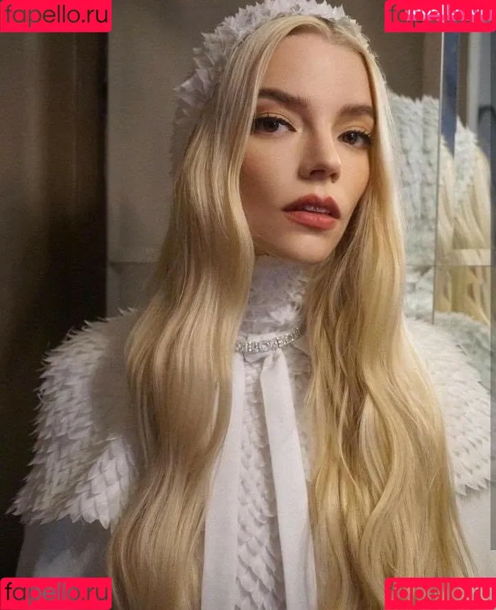 Anya Taylor-Joy / anyataylorjoy / owlicats Onlyfans Photo Gallery 