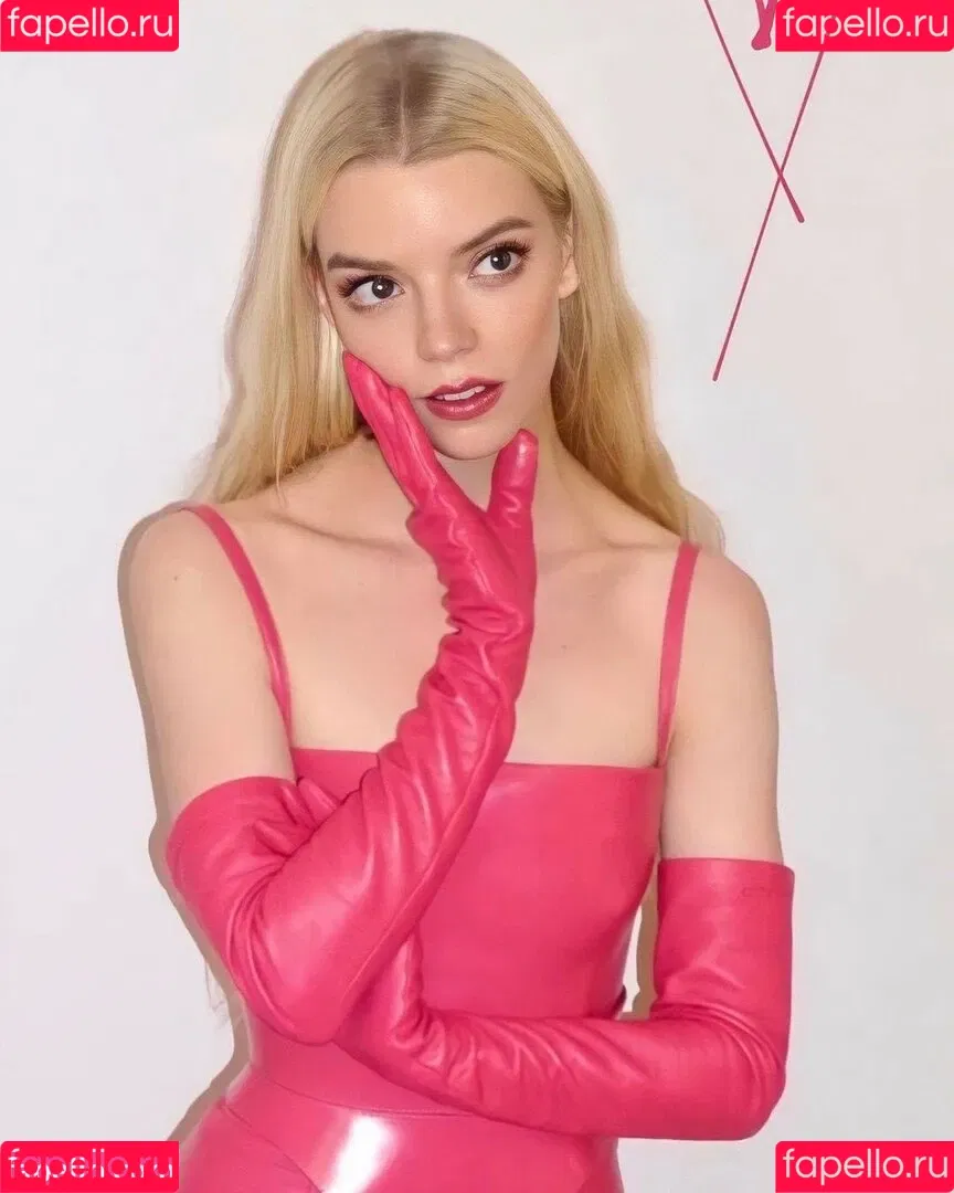 Anya Taylor-Joy / anyataylorjoy / owlicats Onlyfans Photo Gallery 