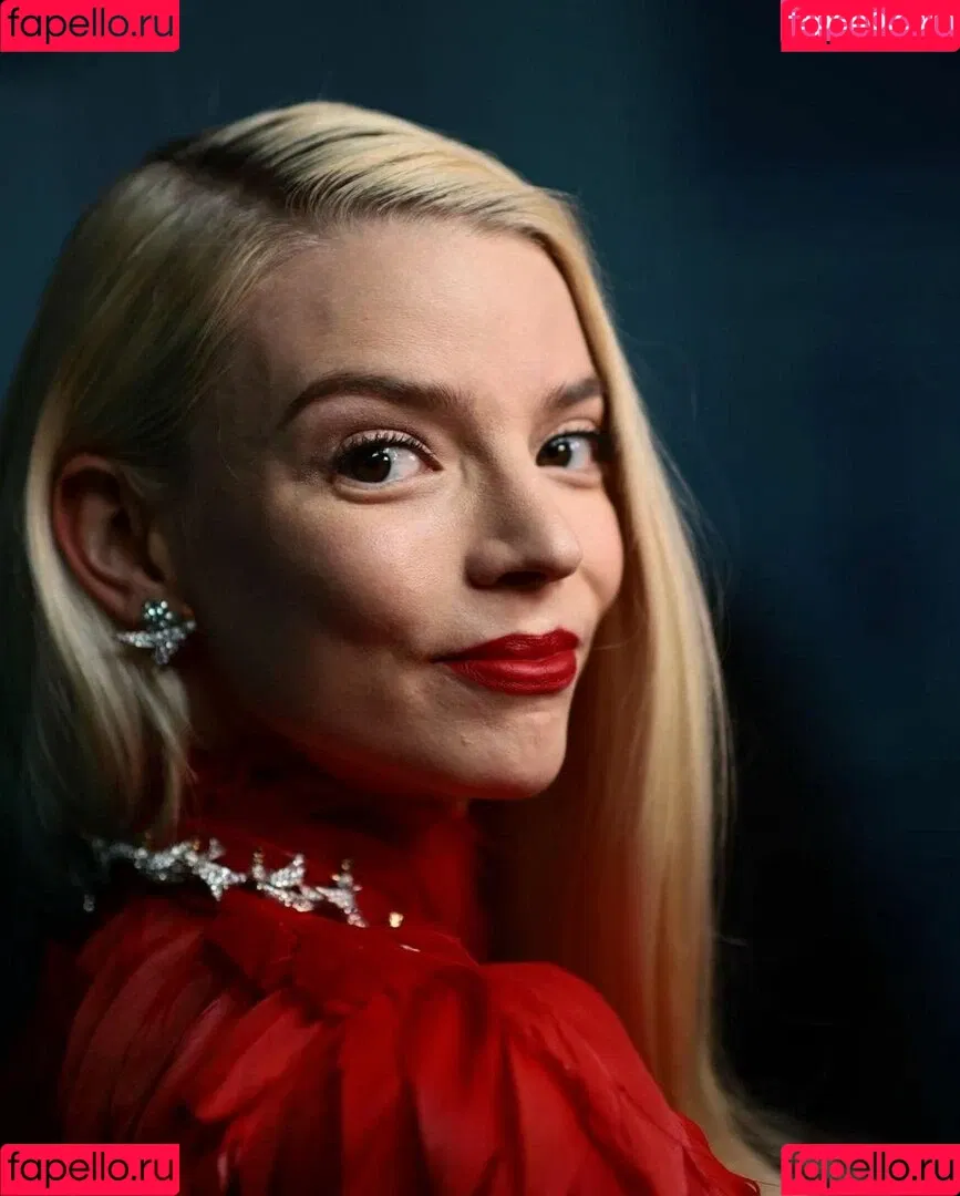 Anya Taylor-Joy / anyataylorjoy / owlicats Onlyfans Photo Gallery 