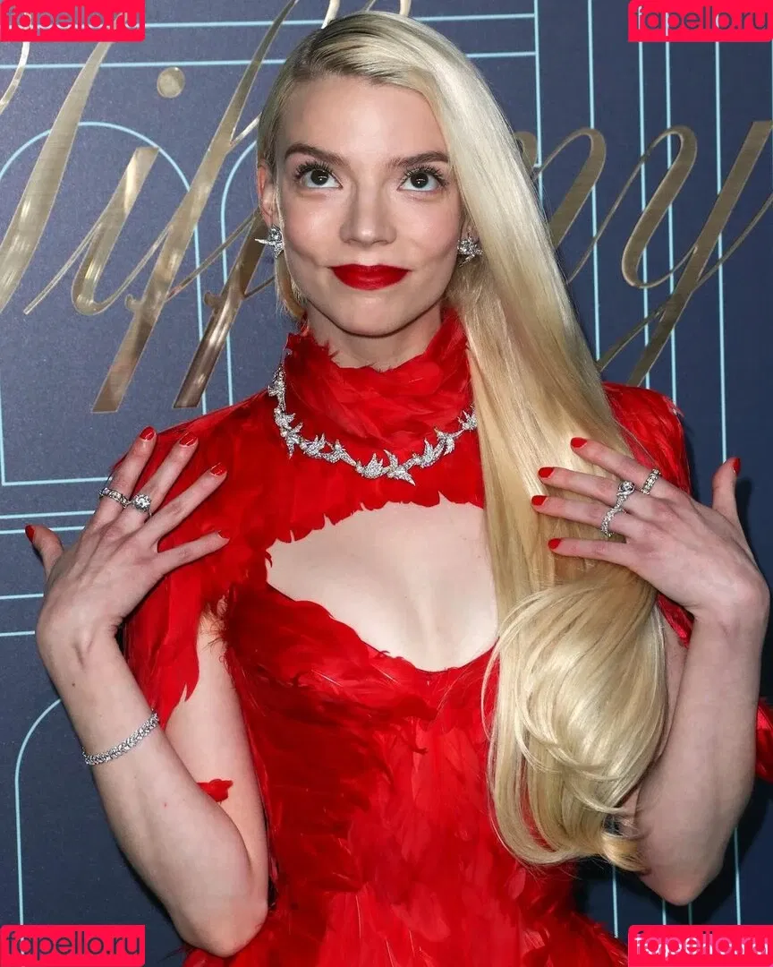 Anya Taylor-Joy / anyataylorjoy / owlicats Onlyfans Photo Gallery 