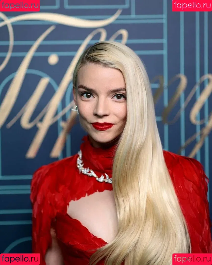 Anya Taylor-Joy / anyataylorjoy / owlicats Onlyfans Photo Gallery 