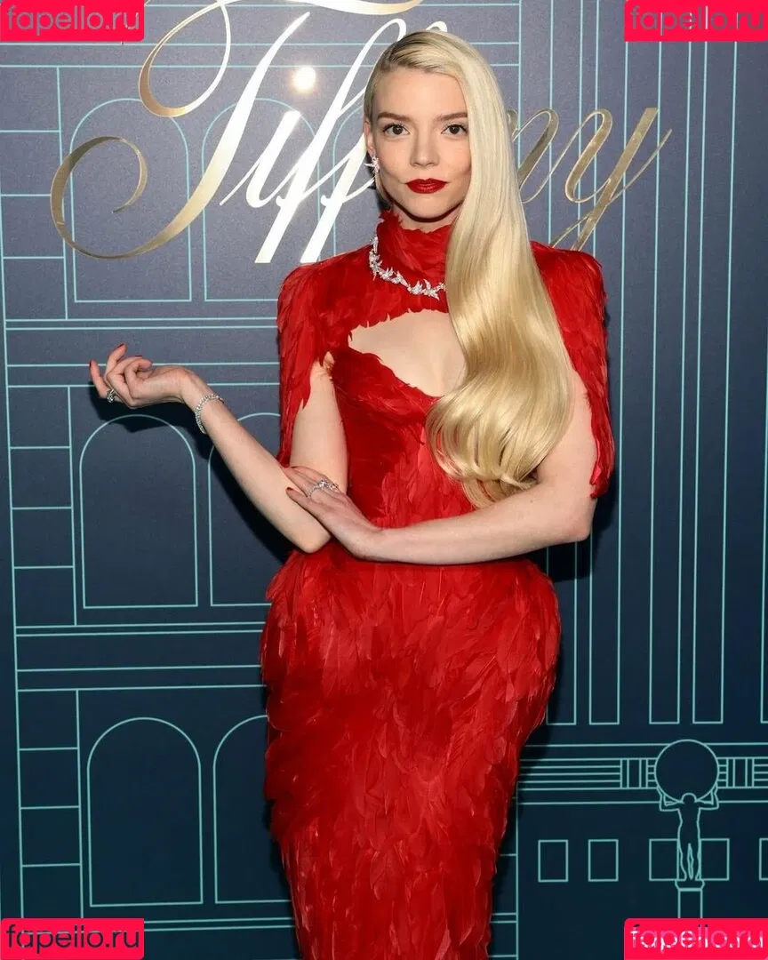 Anya Taylor-Joy / anyataylorjoy / owlicats Onlyfans Photo Gallery 