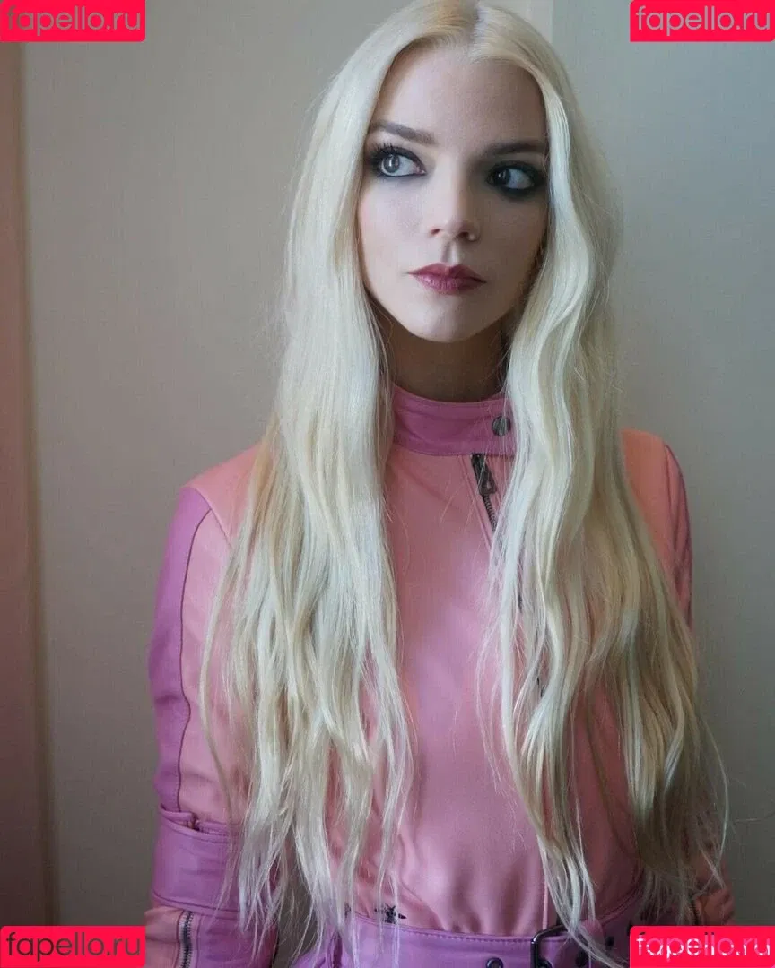 Anya Taylor-Joy / anyataylorjoy / owlicats Onlyfans Photo Gallery 