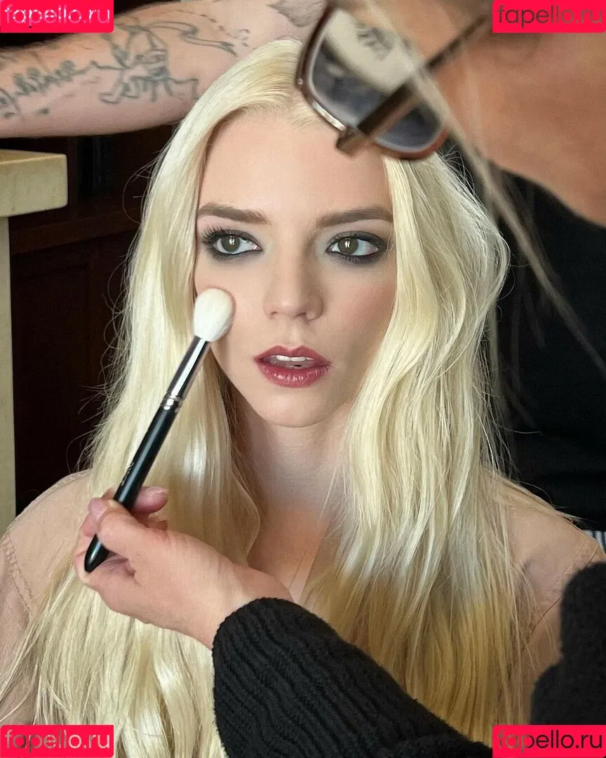 Anya Taylor-Joy / anyataylorjoy / owlicats Onlyfans Photo Gallery 