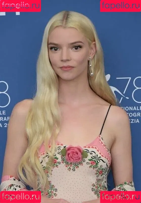 Anya Taylor-Joy / anyataylorjoy / owlicats Onlyfans Photo Gallery 