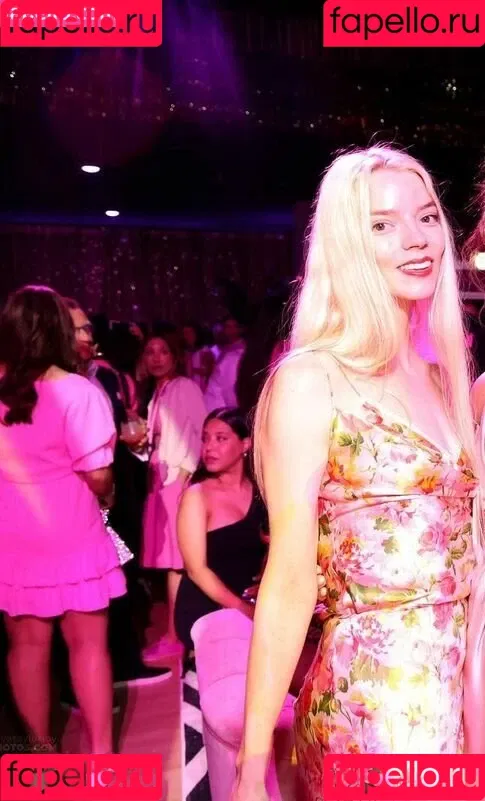 Anya Taylor-Joy / anyataylorjoy / owlicats Onlyfans Photo Gallery 