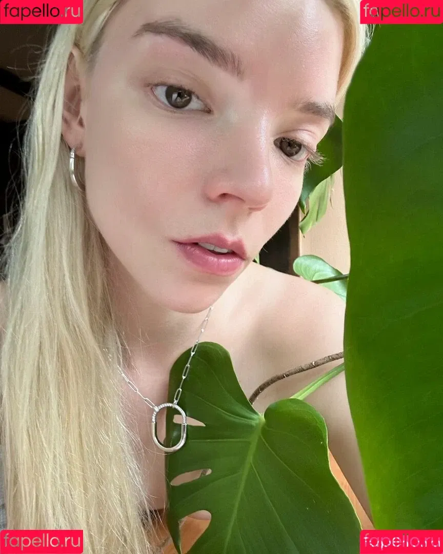 Anya Taylor-Joy / anyataylorjoy / owlicats Onlyfans Photo Gallery 