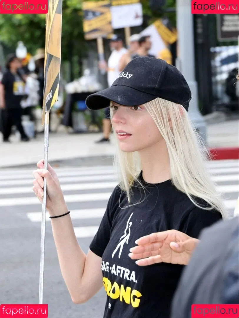 Anya Taylor-Joy / anyataylorjoy / owlicats Onlyfans Photo Gallery 