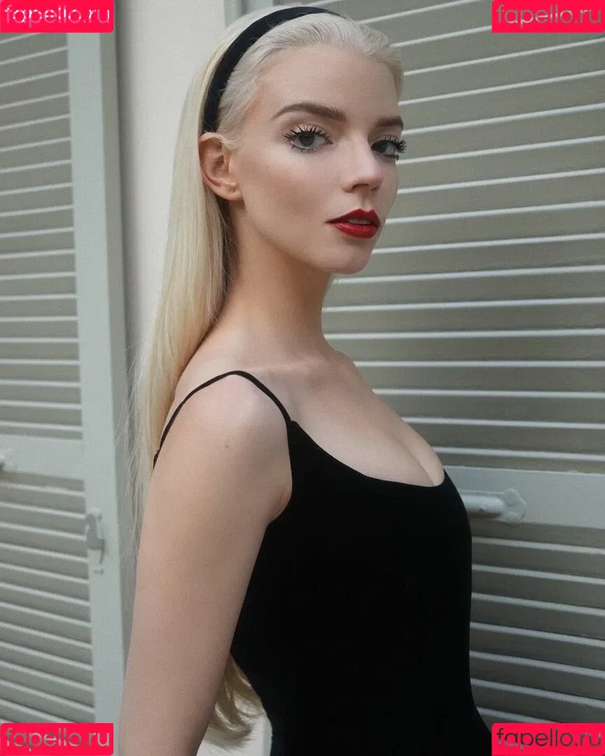 Anya Taylor-Joy / anyataylorjoy / owlicats Onlyfans Photo Gallery 