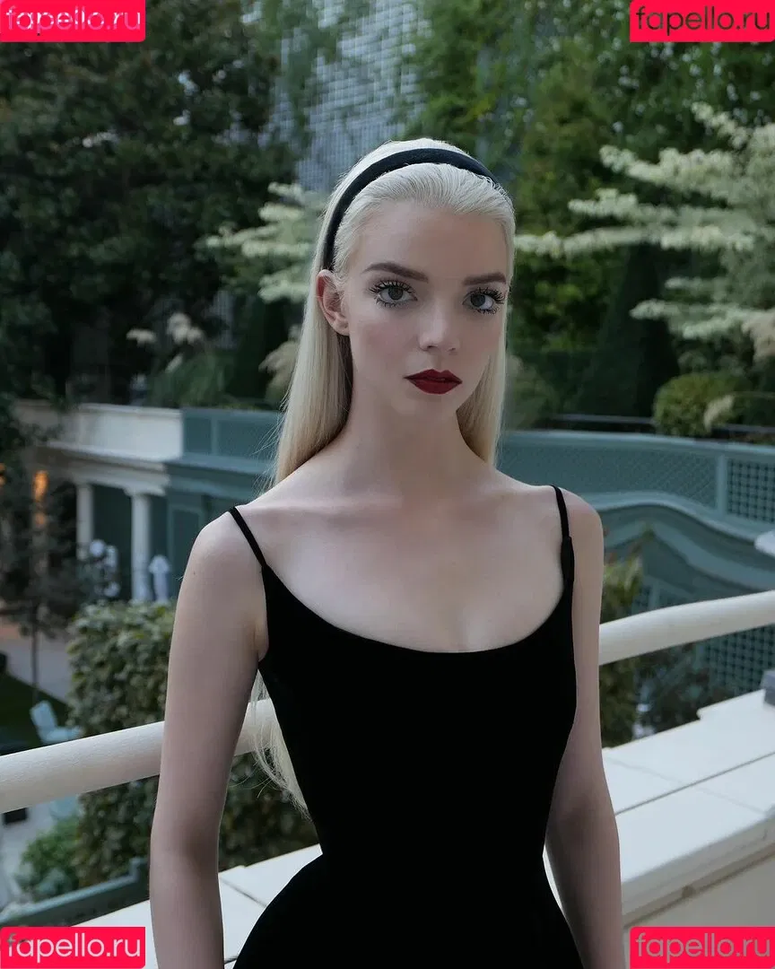Anya Taylor-Joy / anyataylorjoy / owlicats Onlyfans Photo Gallery 