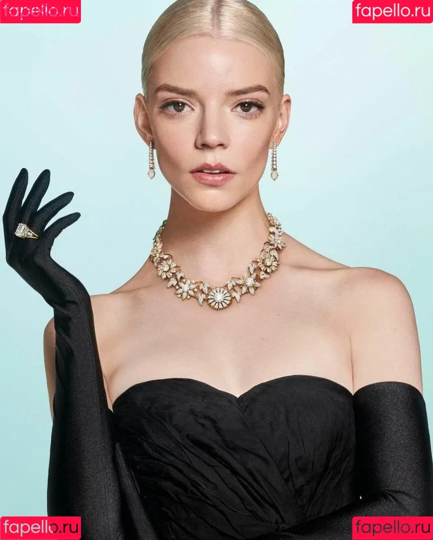 Anya Taylor-Joy / anyataylorjoy / owlicats Onlyfans Photo Gallery 